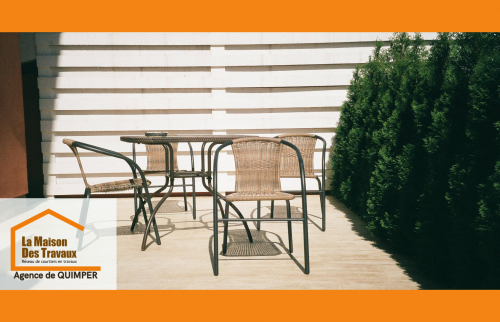 Terrasse en béton moderne à Pluguffan, parfaite pour vos repas d’été. Projet clé en main signé La Maison Des Travaux Quimper.