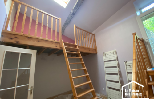 AVANT - Escalier (meunier) accès à la mezzanine