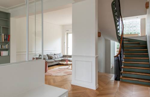 Escalier design et coin salon confortable au Vésinet