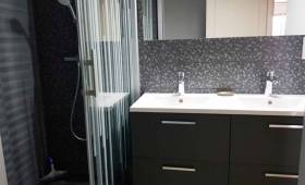 Salle d’eau avec meuble double vasque après rénovation