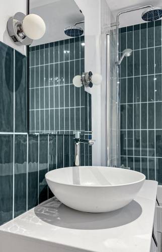 Design contemporain et pratique pour une salle de bain rénovée à Paris 16