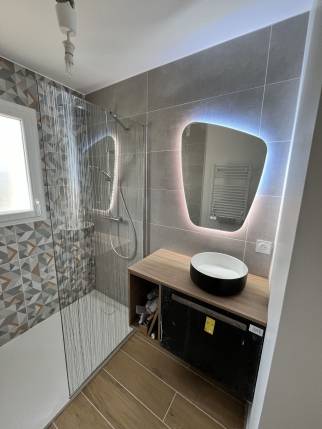 Rénovation de salle de bain avec meuble vasque suspendu - Étoile-sur-Rhône 26800