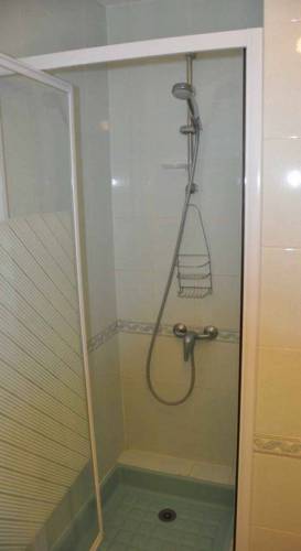 Ancienne salle de bain avec cabine de douche - Brie-Comte-Robert 77170