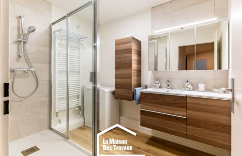 Nouvelle salle de bain avec douche à l'italienne