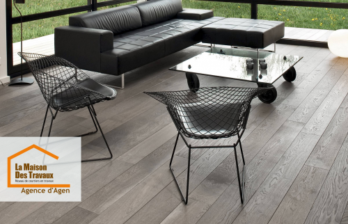 Nouvelle ambiance chaleureuse et contemporaine dans ce salon rénové près d’Agen grâce à un revêtement de sol durable et esthétique. 