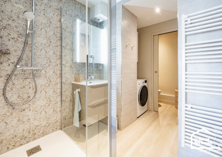Grande salle de douche entièrement rénovée
