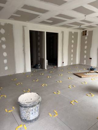 Travaux d'aménagement de sous-sol en espace habitable avec pose de carrelage - Chatuzange-le-Goubet 26300