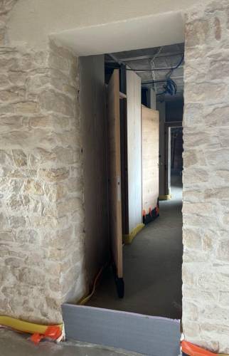 ouverture de la cloison intérieure pour relier la grange au reste de la maison