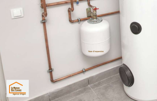 Rénovation énergétique d’une maison à Agen avec panneaux solaires thermiques, ballon d’hydroaccumulation et chaudière bois pour réduire les consommations d’énergie.