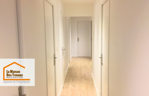 Une sous-couche isolante a été installée pour améliorer le confort acoustique et thermique de l’appartement, une attention particulièrement importante dans des bâtiments collectifs.