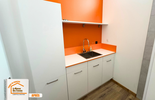 espace technique intégré, rénovation agence commerciale, salle de bain dans placard, travaux plomberie électrique, aménagement pièce invisible