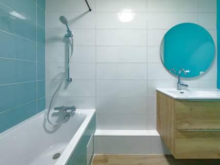 Salle de bains rénovée à Limonest ( 69760) : alliance réussie du bleu lagon et du bois