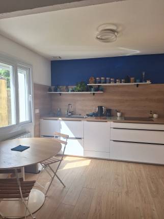 Aménagement de cuisine blanche avec mur bleu Klein - La Plaine sur mer 44770