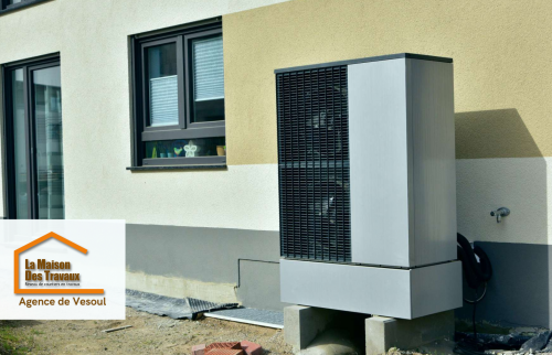 Pompe à chaleur installée en façade sur socle béton, garantissant performance, stabilité et optimisation énergétique pour cette habitation en Haute-Saône.