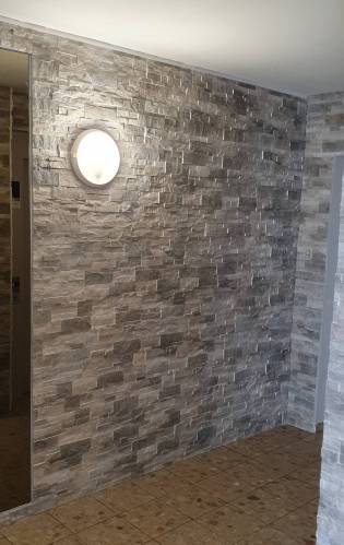 Parement mural dans une entrée d'immeuble d'habitation - Brie-Comte-Robert 77170