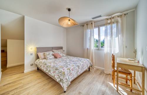 La nouvelle chambre, avec une grande fenêtre