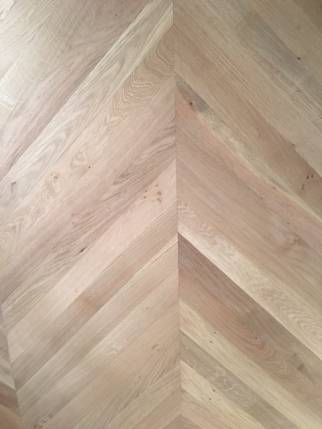 Rénovation de sol - détail du parquet posé en point de Hongrie - Nantes 44