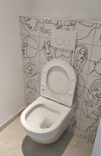 WC suspendu après travaux de carreage et plomberie à Gémenos (13420)