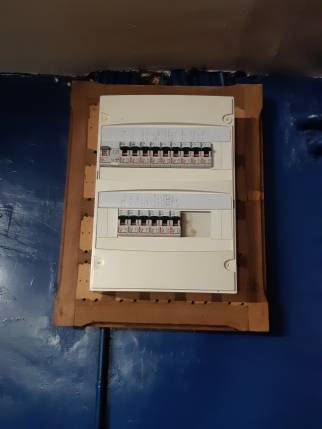 Ancien tableau de répartition électrique avant rénovation de la maison - Lagnieu 01150