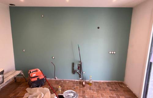 Rénovation cuisine à Rives : électricité, plomberie et murs neufs.