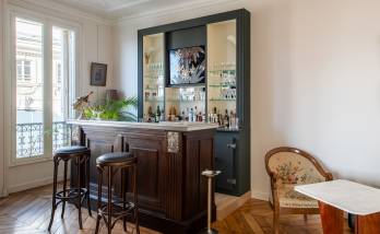 Bar rénové à Paris 8e : Tradition haussmannienne et modernité.