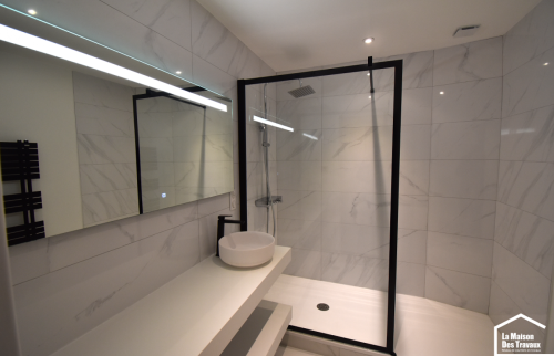 Miroir avec éclairage intégré 