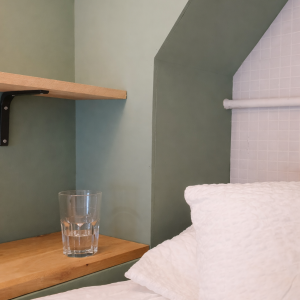 Détail matériaux bois clair et finitions rénovation studio Paris