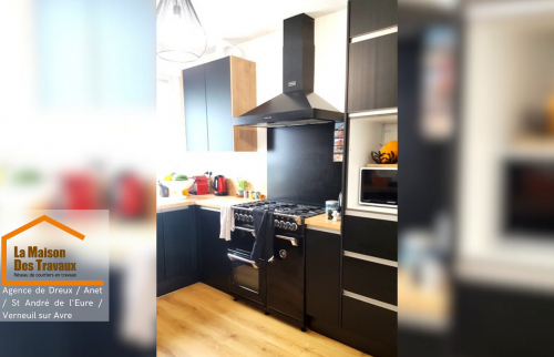 Vue rapprochée après travaux : Zoom sur les finitions modernes de la cuisine rénovée, combinant design épuré et fonctionnalité optimale.