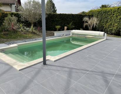 Terrasse et tour de la piscine