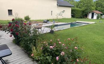 Piscine contemporaine réalisée à La Côte-Saint-André avec aménagement extérieur complet pour créer un véritable lieu de vie en plein air.