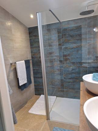 Rénovation de salle de bain avec douche ouverte de plain-pied - Pornic 44210