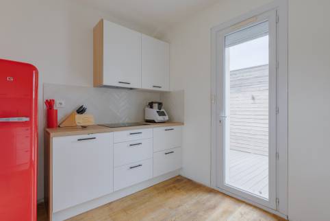 Rénovation d'une cuisine simple et chaleureuse, Saint Germain au mont D'Or (69650) : linéaire cuisson avec crédence carrelée en zelliges