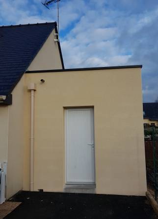 Pose des Menuiseries portes de service en PVC et porte de garage basculante, réalisation des enduits par un enduiseur façadier