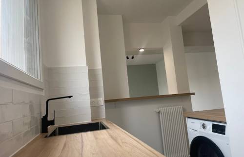 Cuisine rénovée et en partie ouverte sur le studio