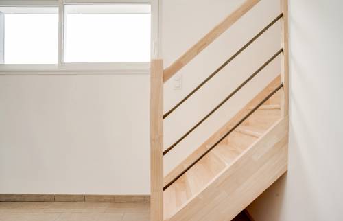 Création d’un escalier en bois massif laqué blanc à Vertou (44)