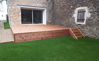 Terrasse en bois d'une maison en pierre en haute savoie 