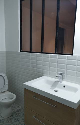 Pose de WC et meuble de rangement avec lavabo grand format salle d'eau sur Pleyben (29190)