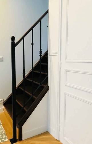 Escalier d'accès aux combles aménagées en chambre et salle de bain - Région parisienne
