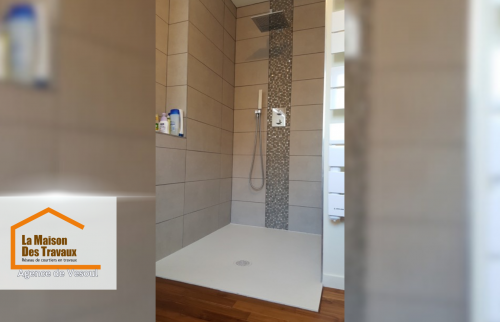  Carrelage élégant et receveur extra-plat pour une douche moderne et fonctionnelle. Travaux réalisés par La Maison Des Travaux Vesoul.
