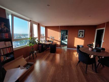 Séjour lumineux dans un appartement rénové à Arras 62