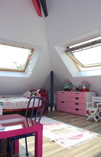 Chambre d'enfant avec mobilier rose