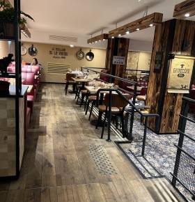 Sol et plafond rénovés pour cette salle de restaurant
