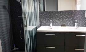 une salle de bain style hôtel