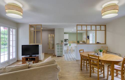 la pièce et vivre et, au fond, la nouvelle cuisine