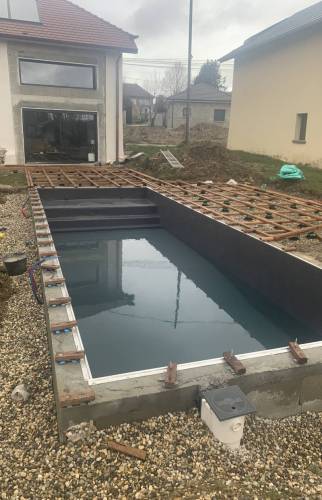 Étape de construction de la piscine : mise en œuvre du bassin avant la réalisation des aménagements extérieurs à La Côte-Saint-André.