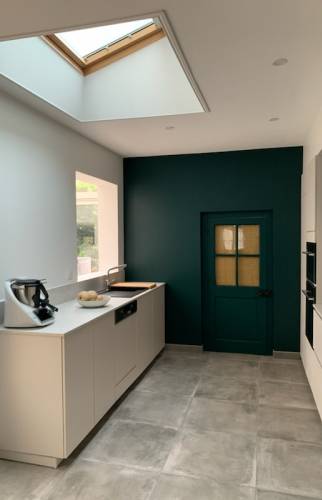 Rénovation à Couëron : moderniser l’existant avec un nouveau sol, une verrière et un mur peint meubles cuisine