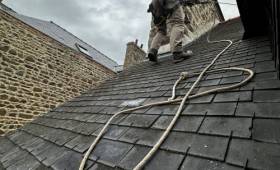 Intervention en toiture avec mise en sécurité par cordage, réalisée par un couvreur spécialisé dans les travaux en hauteur afin d’accéder à la zone d’infiltration.