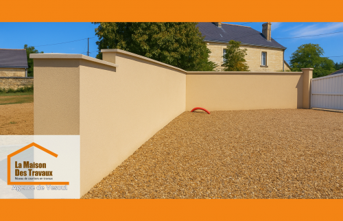 Mur de clôture haut de gamme entre Luxeuil et Lure, avec enduit lissé et gravier décoratif – Agence La Maison Des Travaux Vesoul.