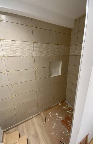 Pose des faiences et carellage de la salle de bain au rez-de-chaussée rénovée à Alés 