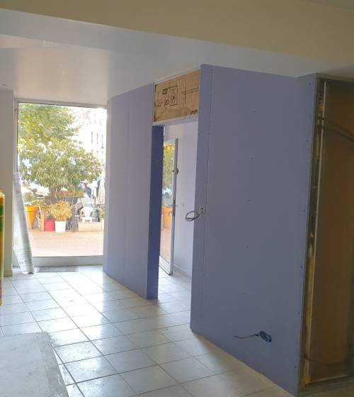 Création de cloisons pour redistribuer les espaces du local commercial à Voiron.